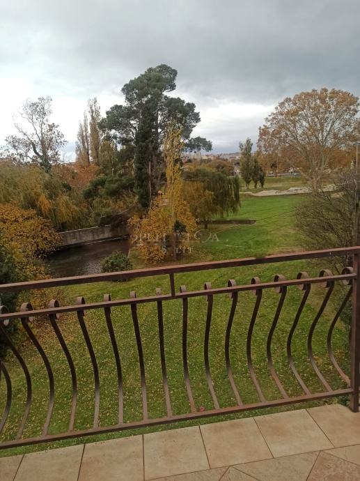 Pogled na rijeku s balkona