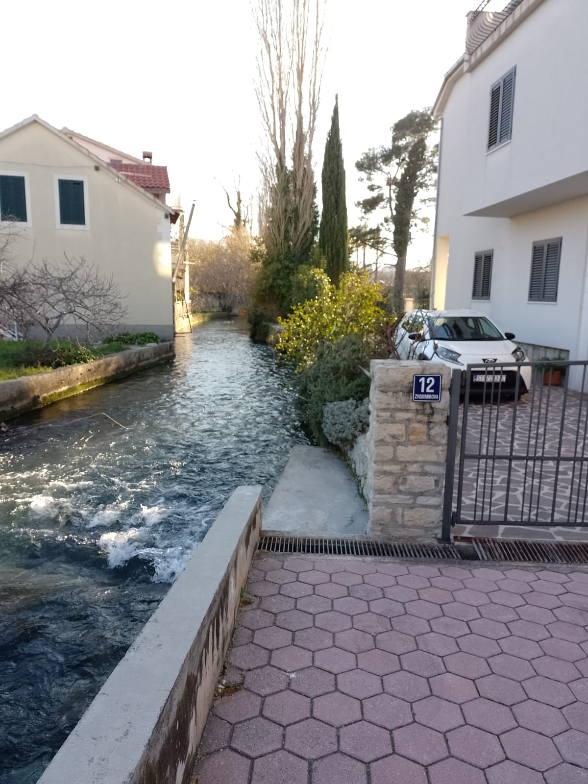 Kuća za prodaju uz rijeku Jadro