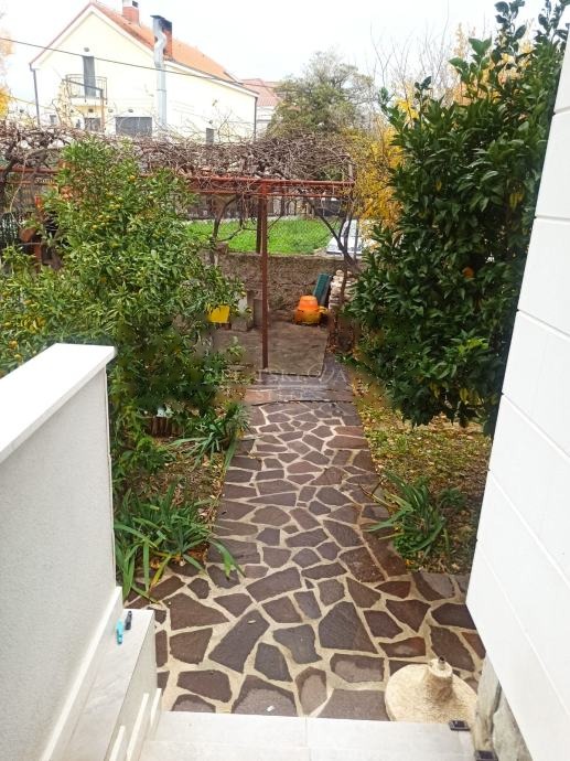 Vrtna staza s pergodom